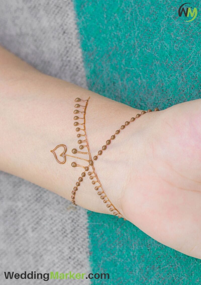Premium Photo | Artist applying henna mehndi tattoo on female hand-cheohanoi.vn